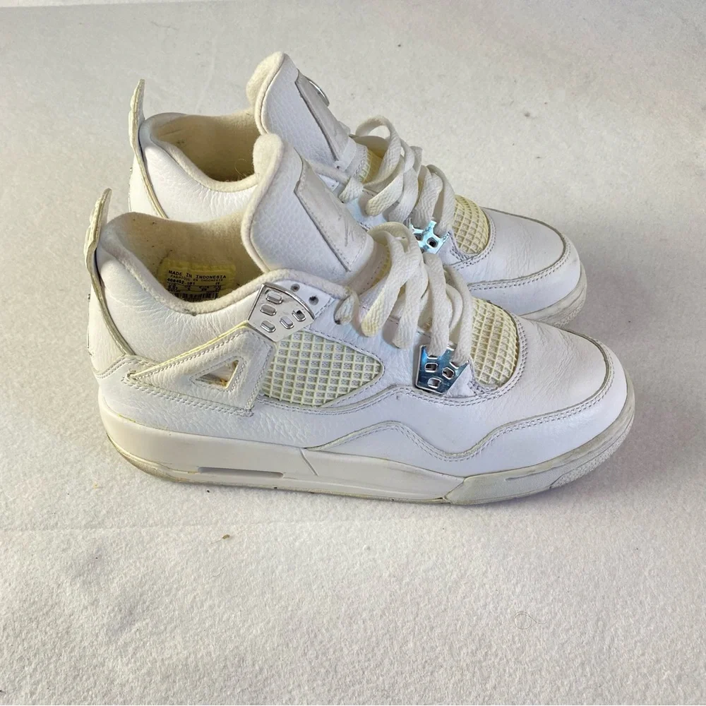Nike Jordan Retro 4 Big Kids White Sneakers Size 5.5 Silver Jumpman Basketball